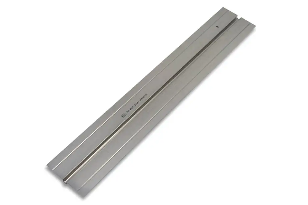Aluminium Wärmeleitlamelle von Roth, flache Struktur mit zwei parallelen Rillen, geeignet für die Wärmeverteilung in Heizsystemen.